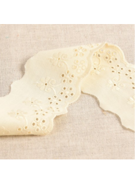 Ruban broderie fleurs arabesque écru